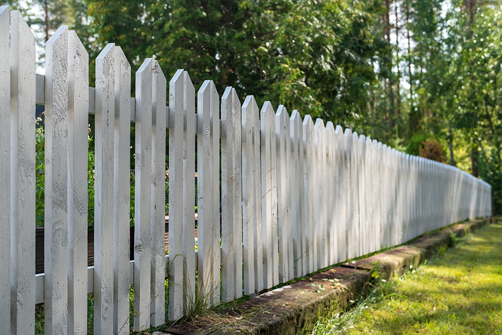 Free fence estimates